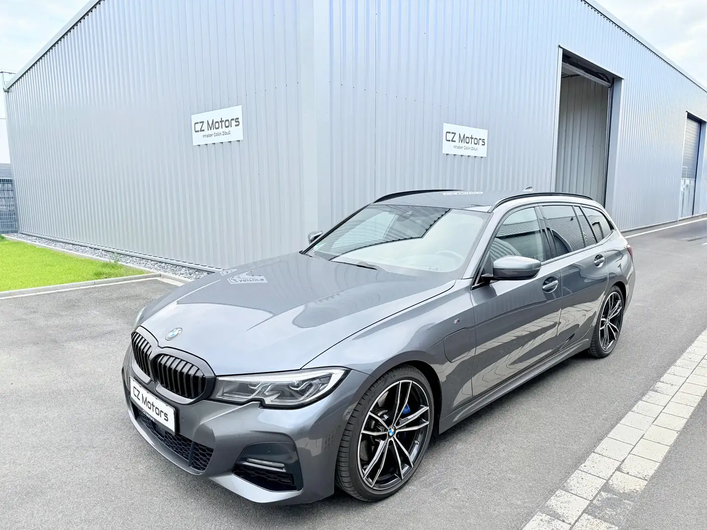 BMW 330 330e Touring M Sport AHK 1.Hand Scheckheft Head-Up Gris - 1