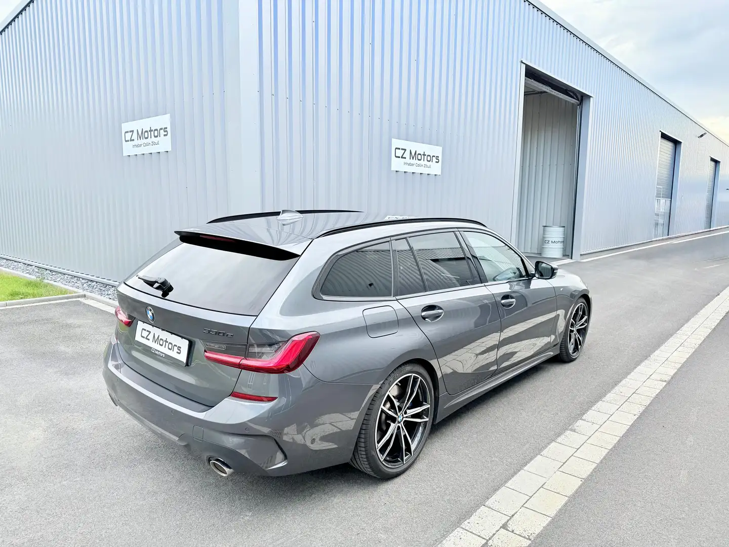 BMW 330 330e Touring M Sport AHK 1.Hand Scheckheft Head-Up Gris - 2
