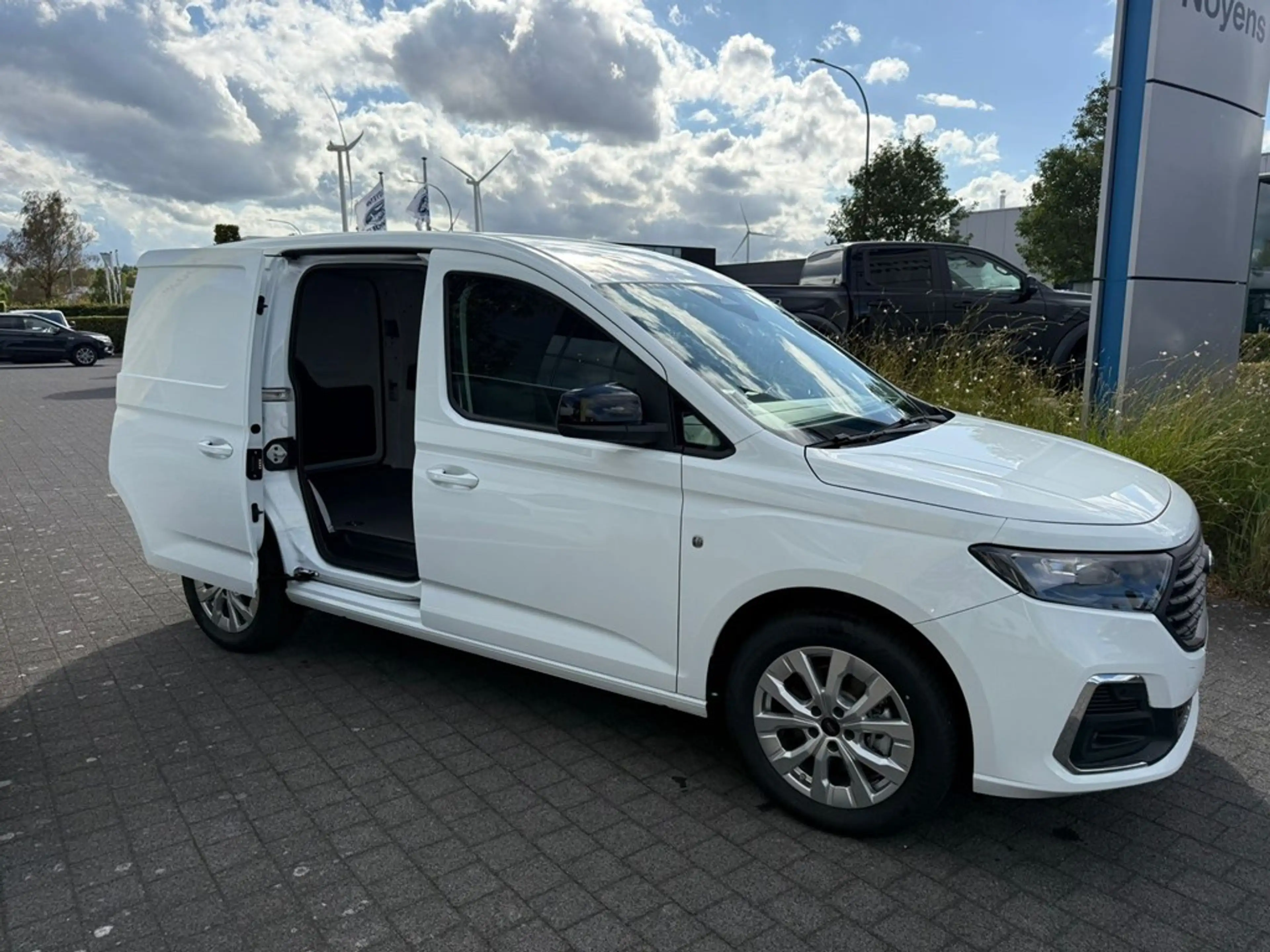 Ford Transit Connect Limited PHEV — photo 9
