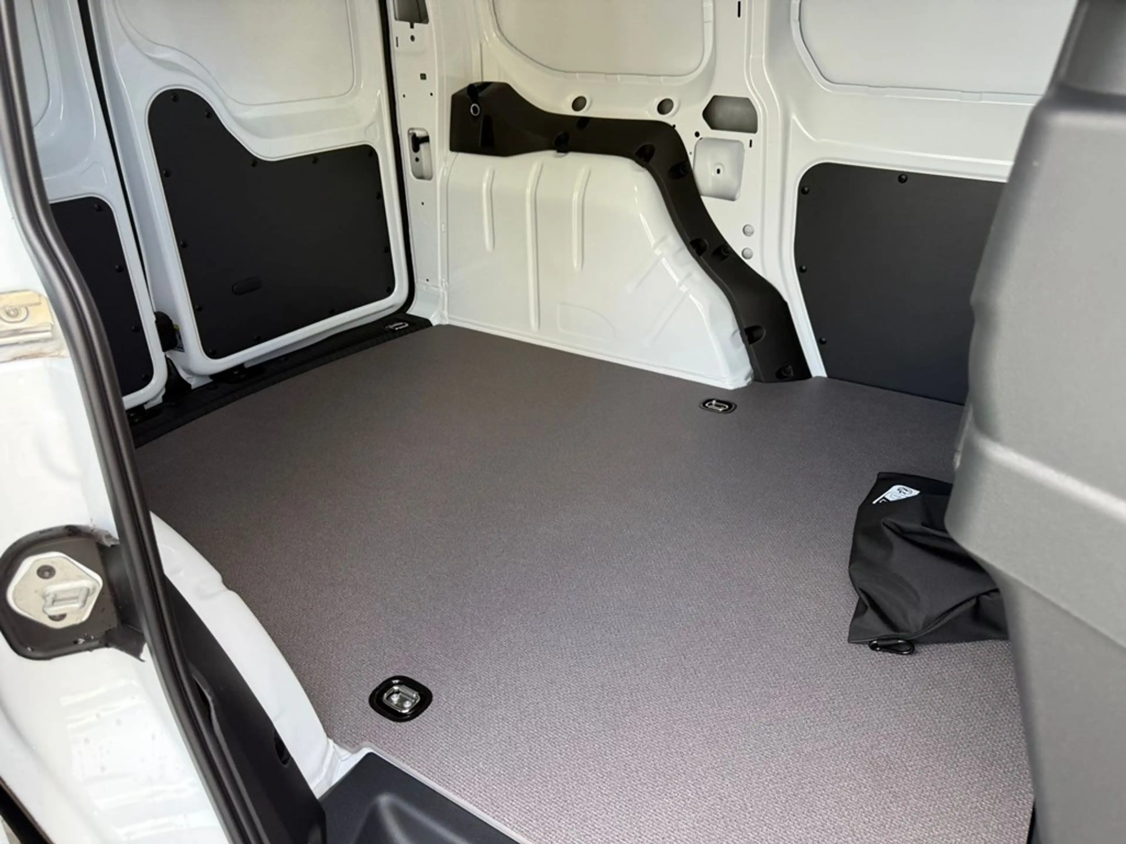 Ford Transit Connect Limited PHEV — photo 10