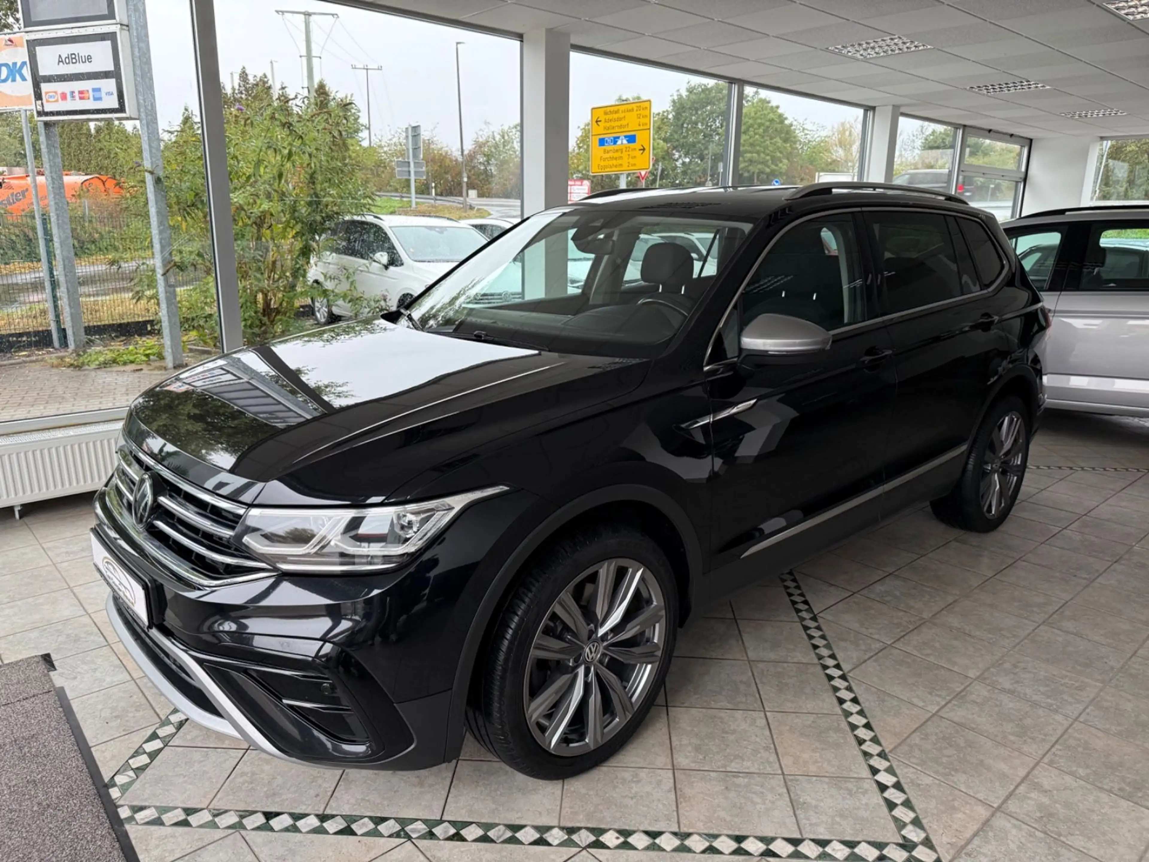 Volkswagen Tiguan Allspace Elegance 4Motion AHK 20" VOLL!