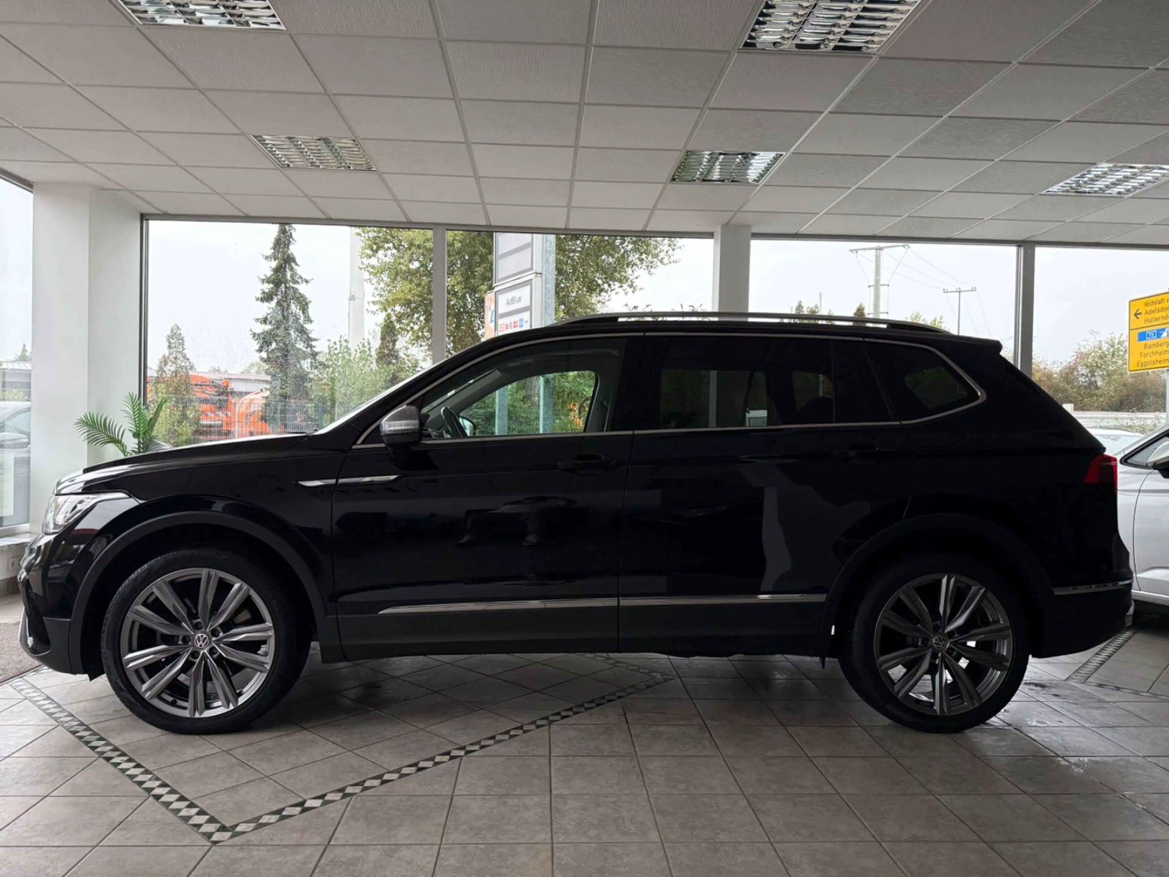 Volkswagen Tiguan Allspace Elegance 4Motion AHK 20" VOLL! — photo 4