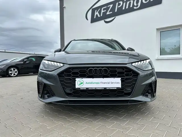 Audi A4 Avant view 3