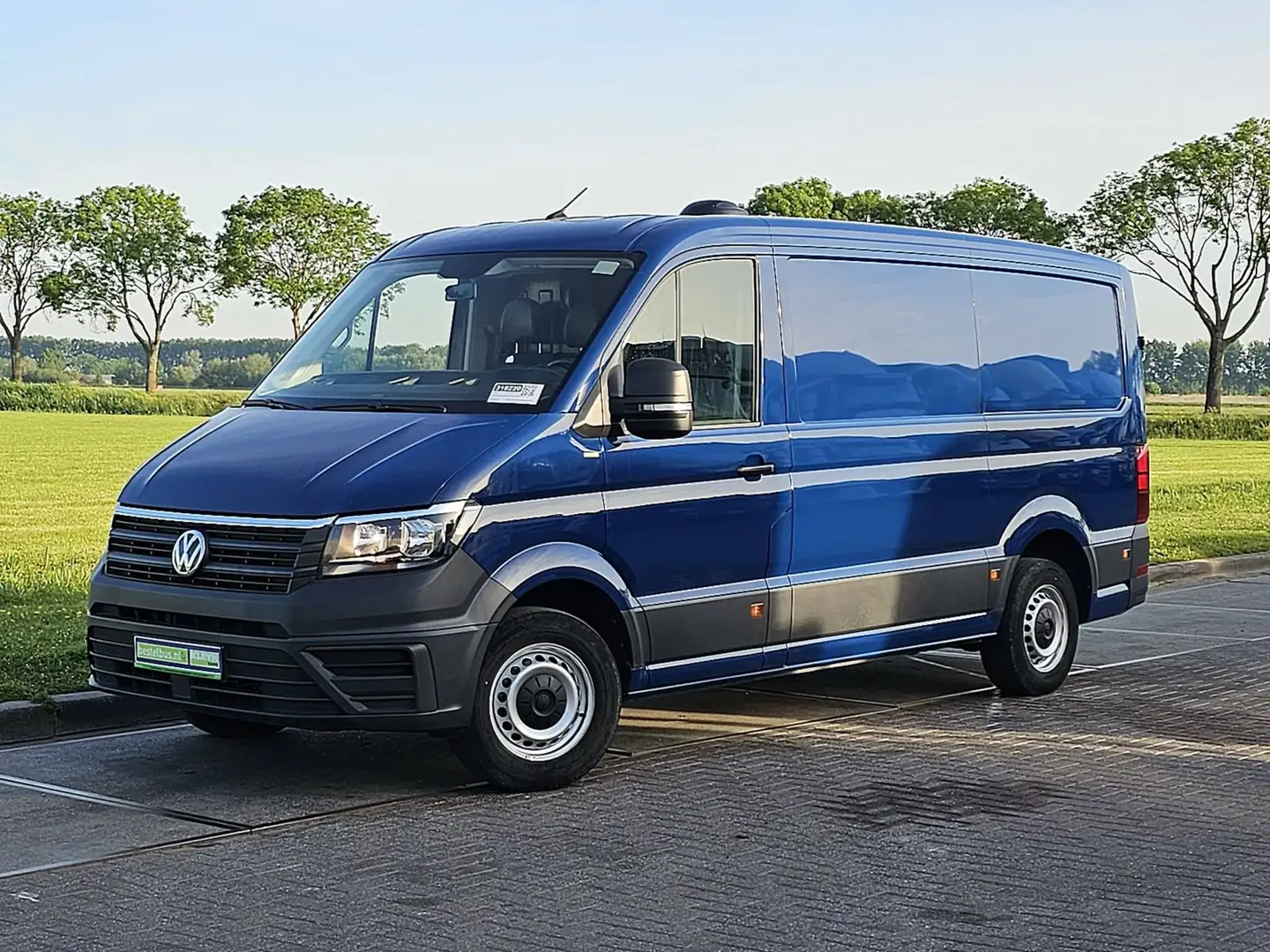 Volkswagen Crafter 35 2.0 L2H1 Navi Euro6 Blauw - 2