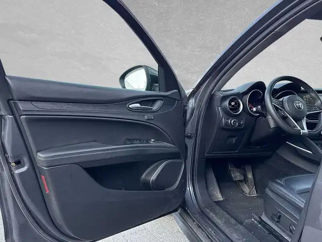 Alfa Romeo Stelvio view 5