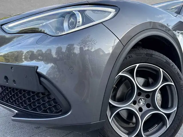 Alfa Romeo Stelvio view 13