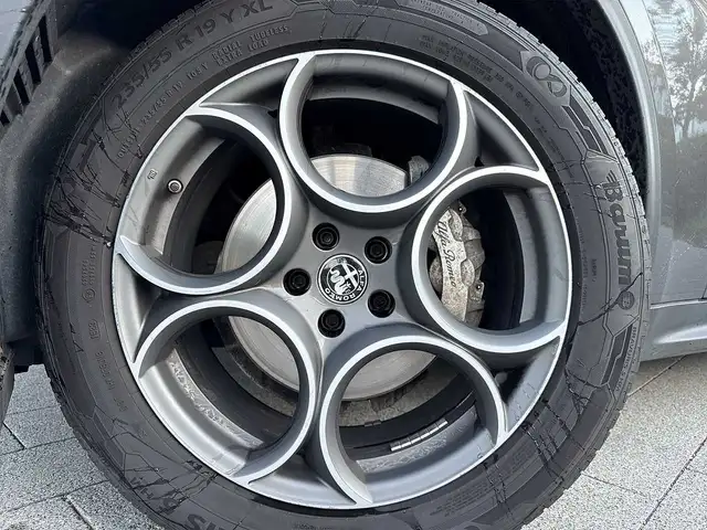 Alfa Romeo Stelvio view 9