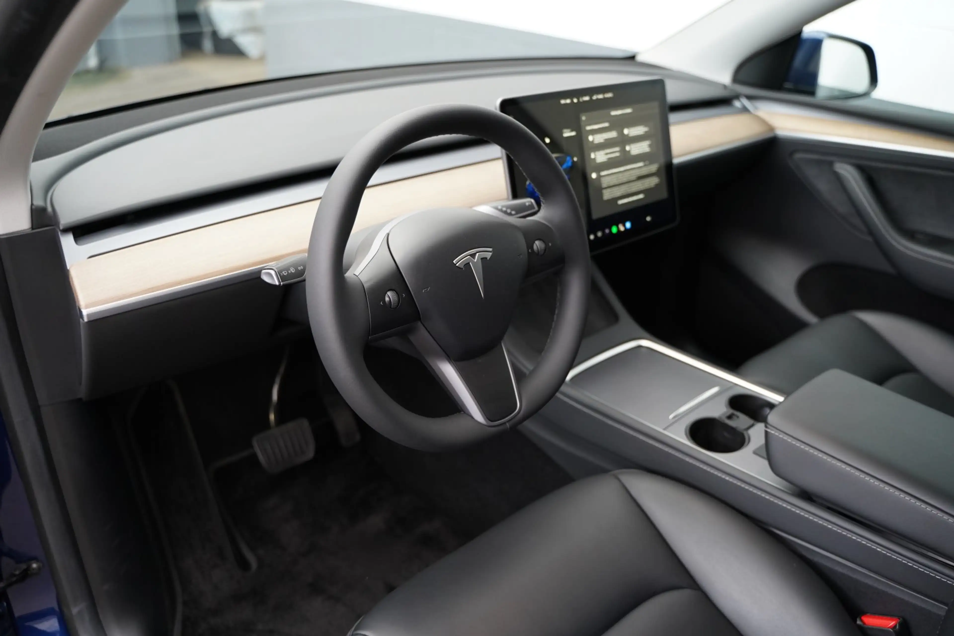 Tesla Model Y Long Range AWD *1.Hand* — photo 11