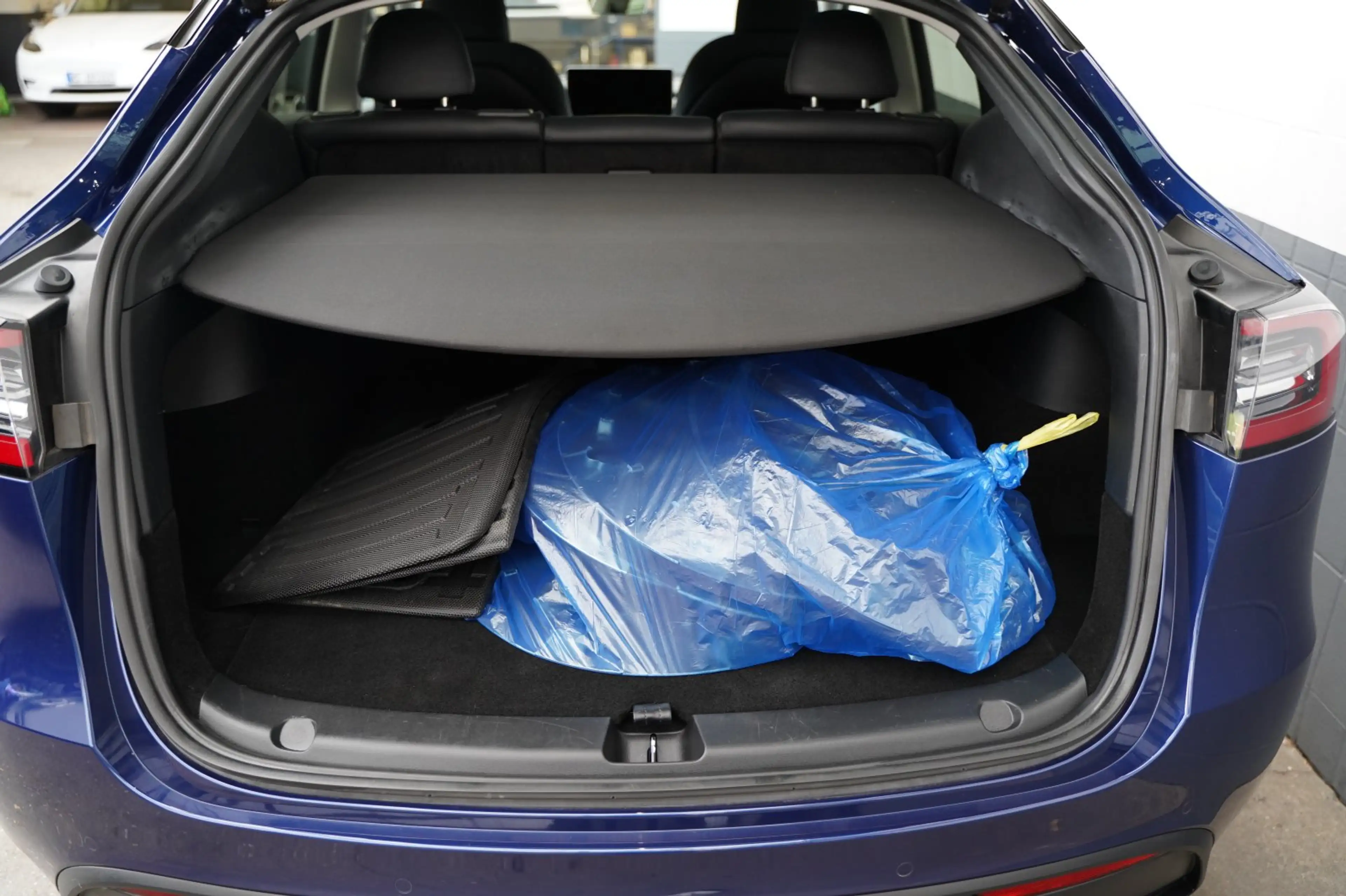 Tesla Model Y Long Range AWD *1.Hand* — photo 8