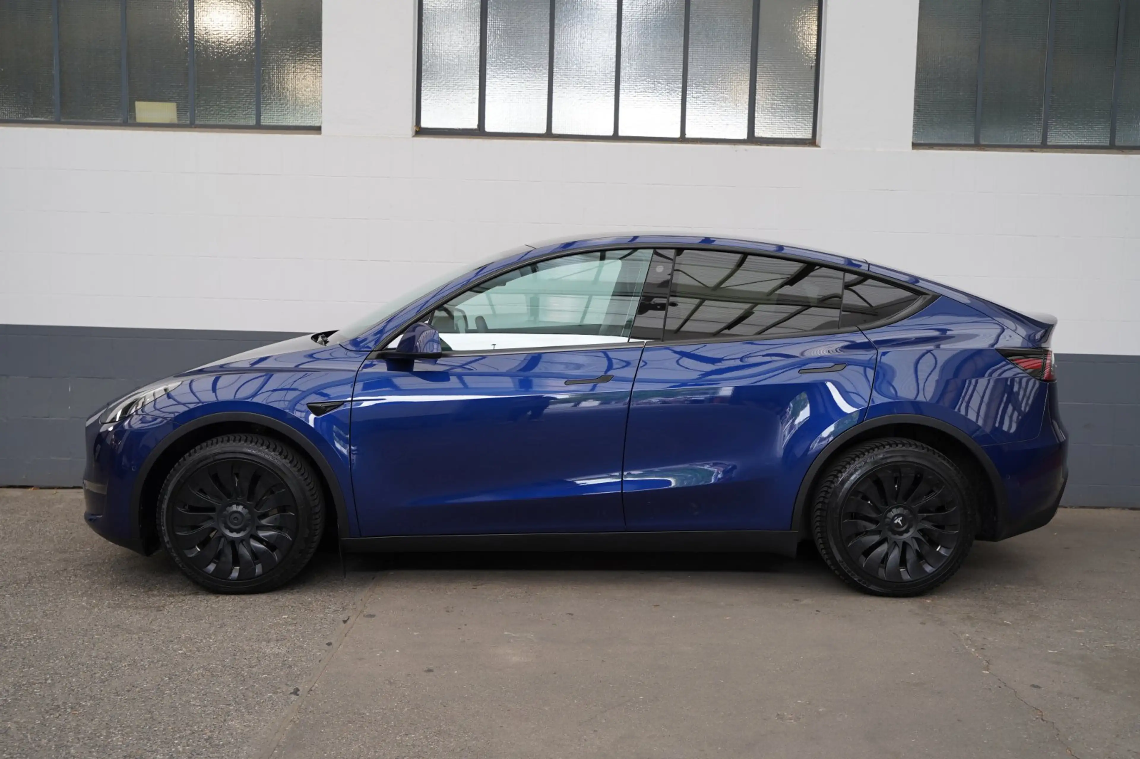 Tesla Model Y Long Range AWD *1.Hand* — photo 4