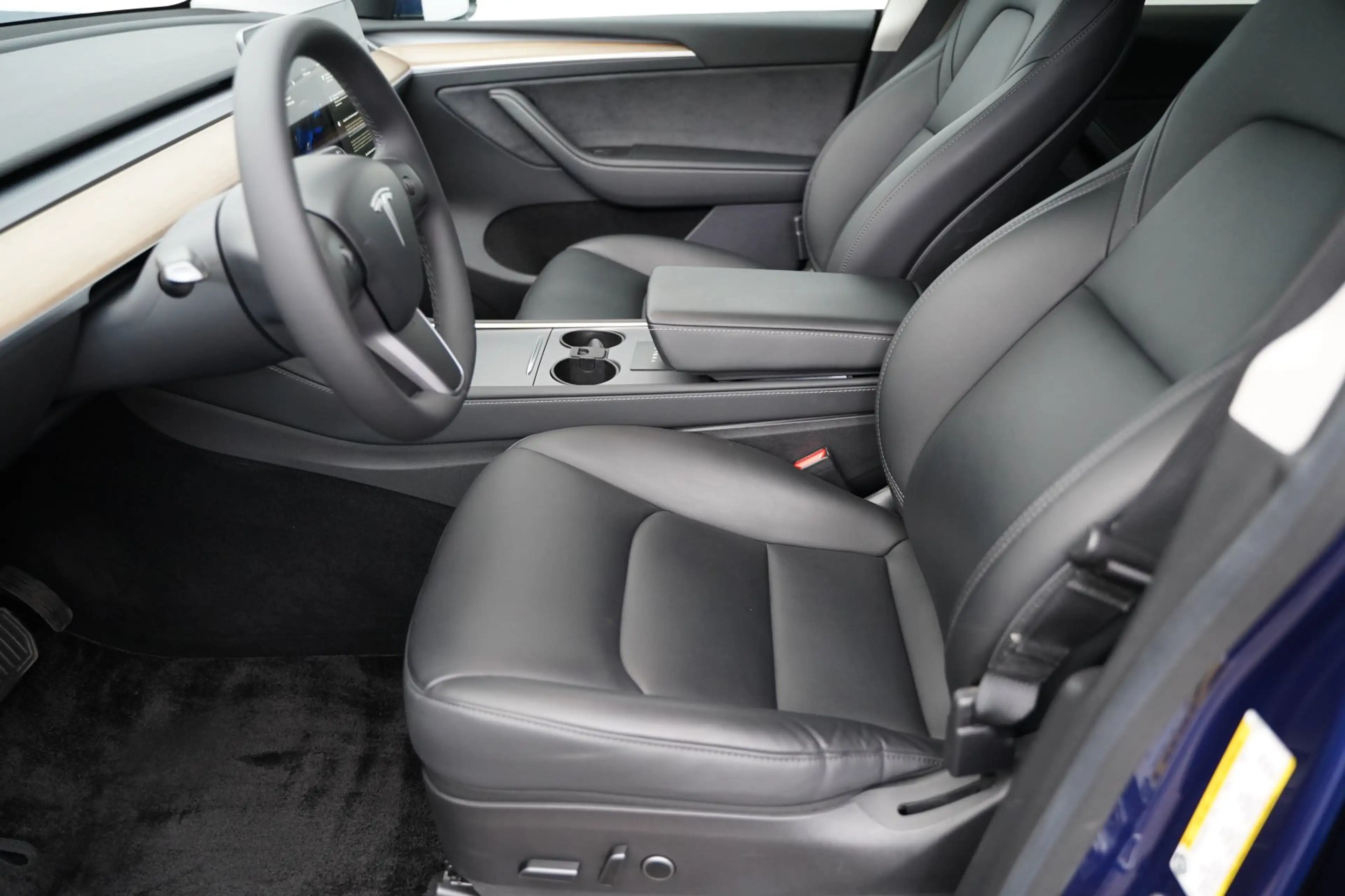 Tesla Model Y Long Range AWD *1.Hand* — photo 10