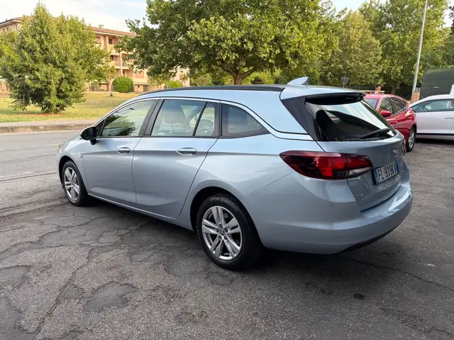Opel Astra view 5