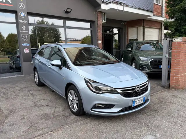 Opel Astra view 3