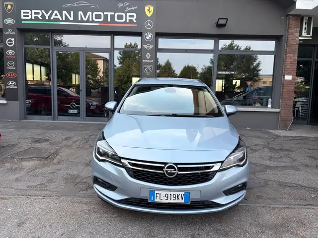 Opel Astra view 2