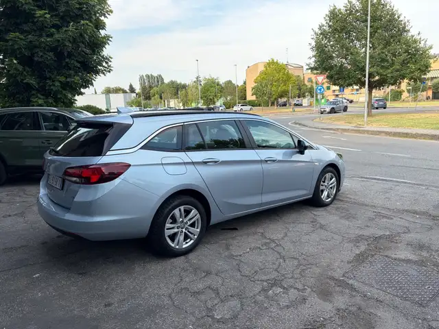 Opel Astra view 4