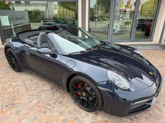 Porsche 911 view 7