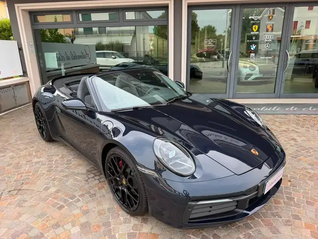 Porsche 911 view 6
