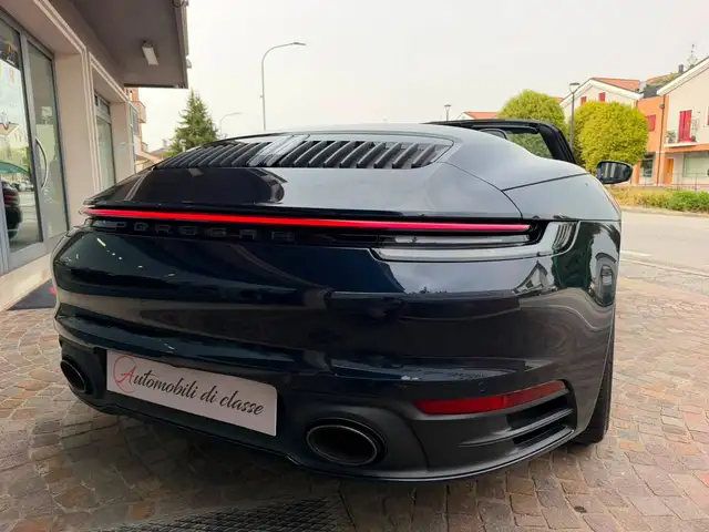 Porsche 911 view 8
