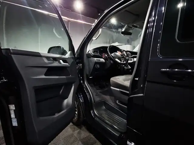 Volkswagen Multivan view 9