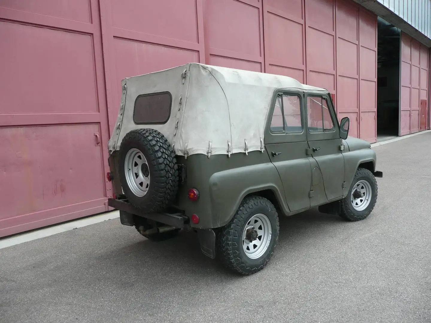 UAZ 469 Grün - 2