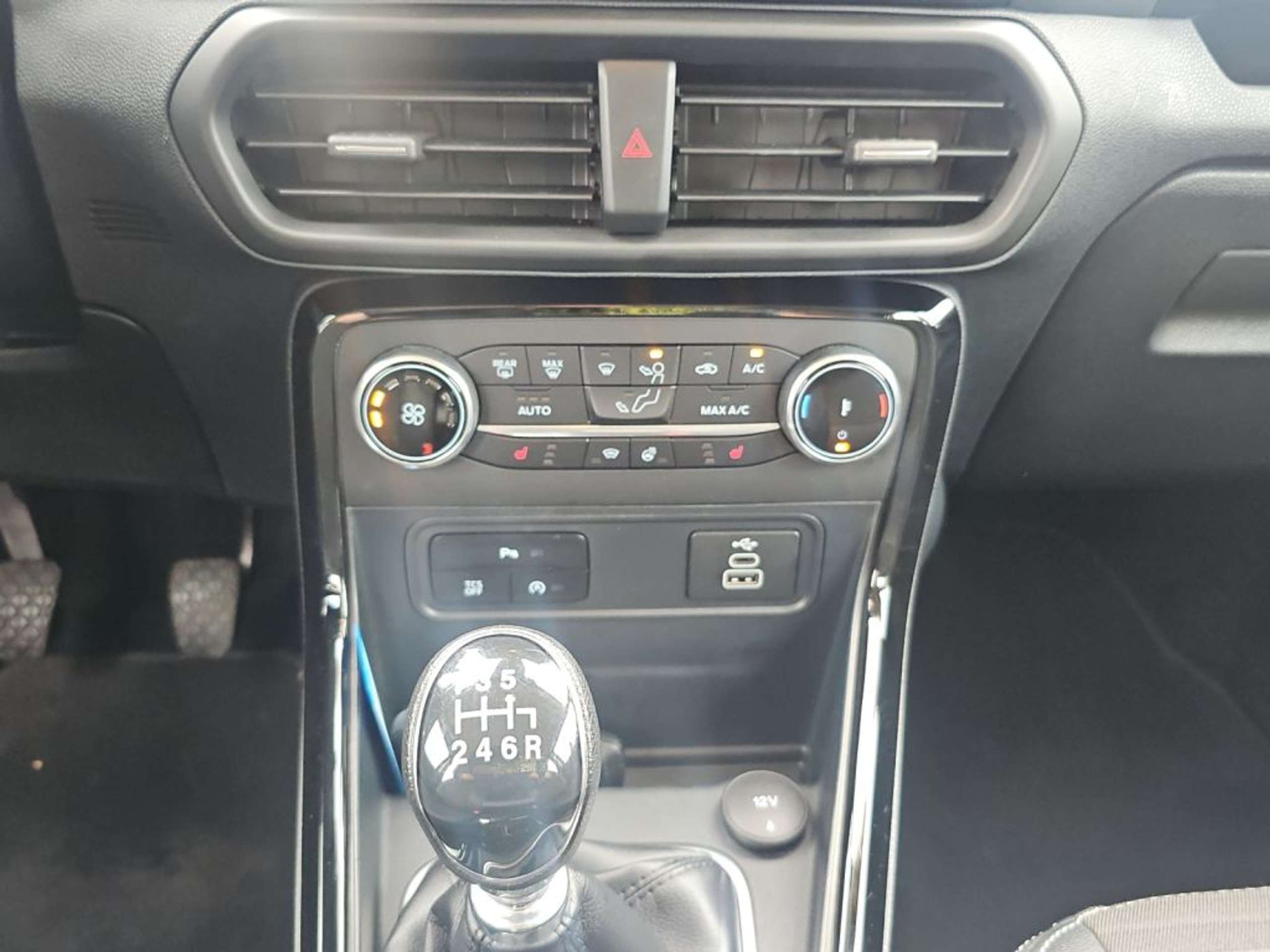 Fahrzeugabbildung Ford EcoSport TITANIUM 1.0 EcoBoost TITANIUM*TEMPOMAT*WINTER*LED - mit KI generiert/bearbeitet