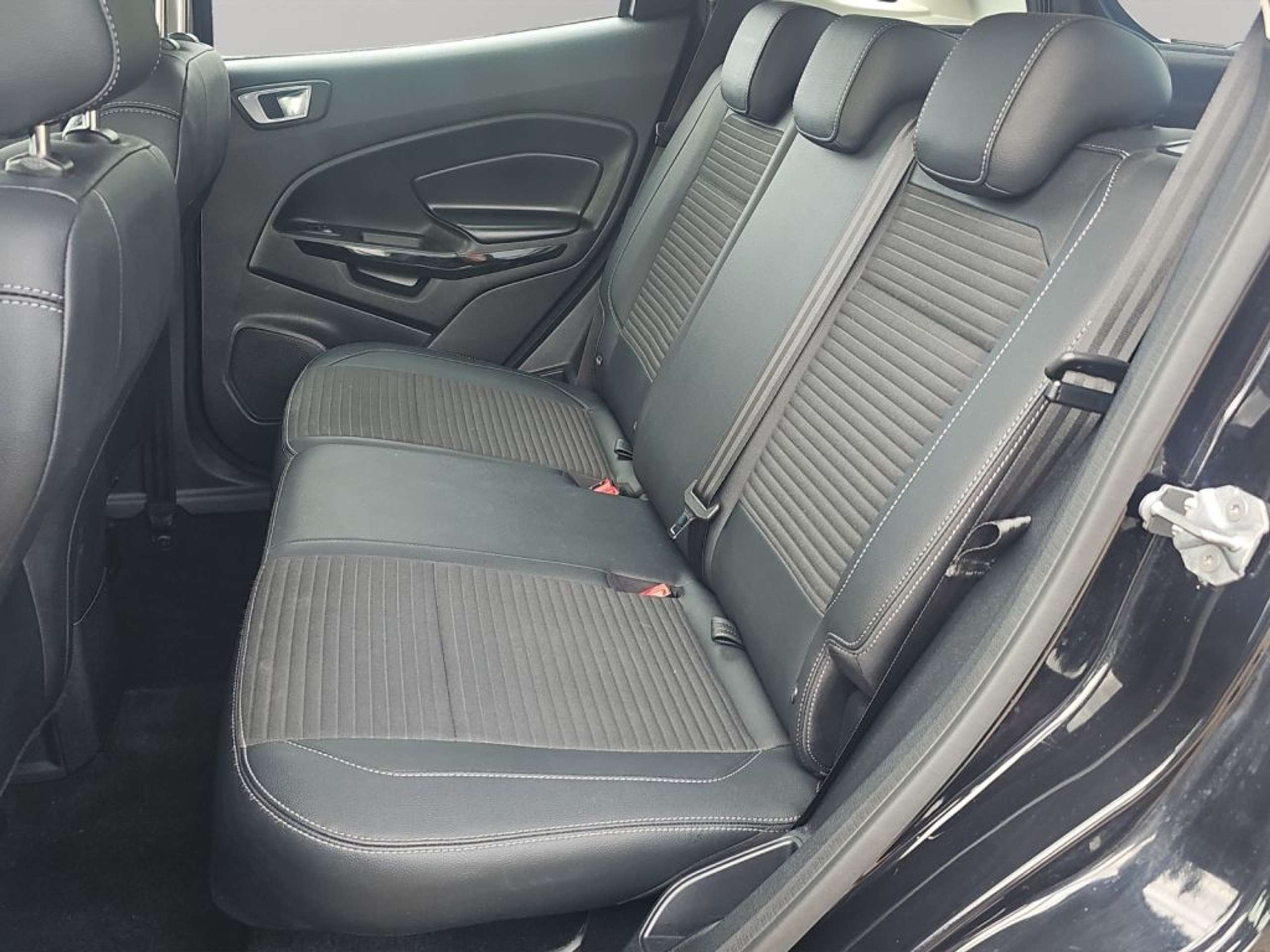 Fahrzeugabbildung Ford EcoSport TITANIUM 1.0 EcoBoost TITANIUM*TEMPOMAT*WINTER*LED - mit KI generiert/bearbeitet