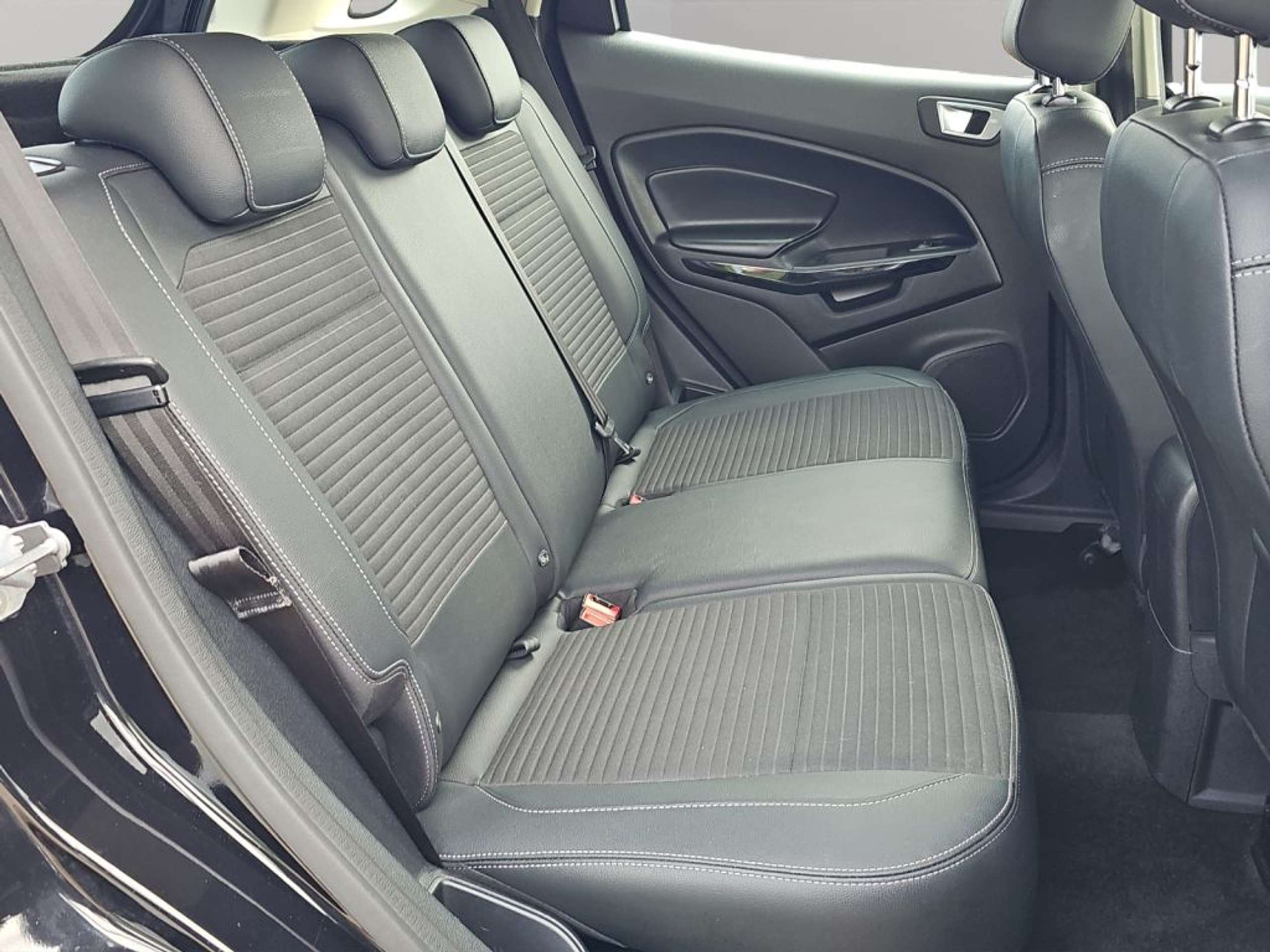 Fahrzeugabbildung Ford EcoSport TITANIUM 1.0 EcoBoost TITANIUM*TEMPOMAT*WINTER*LED - mit KI generiert/bearbeitet