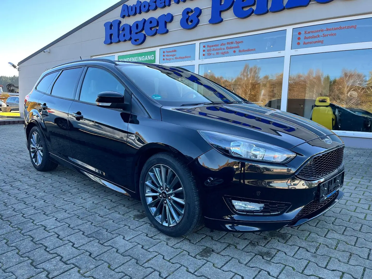 Ford Focus Turnier ST-Line TÜV 06/26 8 fach bereift Noir - 1