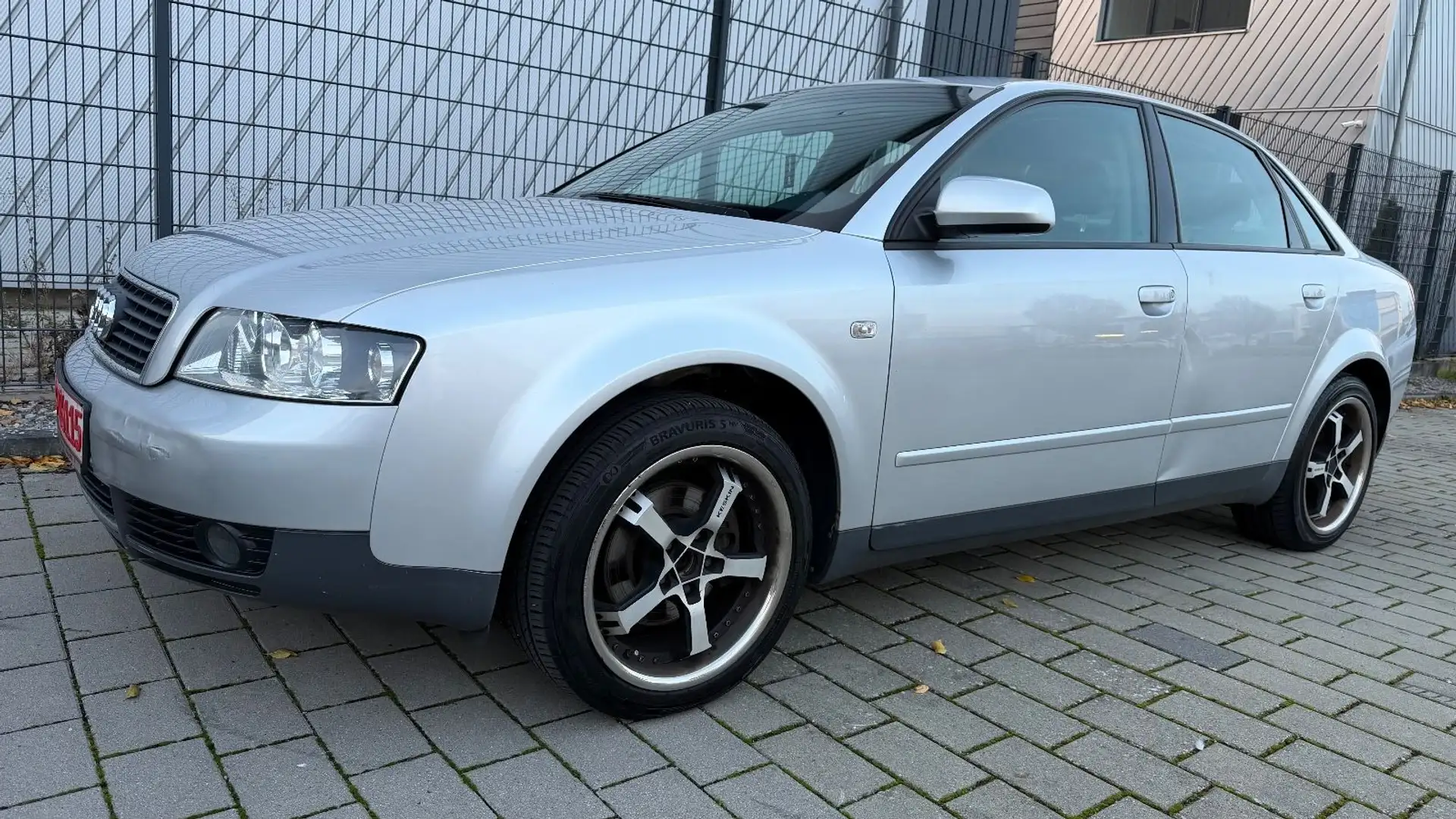 Audi A4 2.0 BENZINER TÜV,KLIMAAUTOAMATIK,KESKIN FELGE Grau - 1