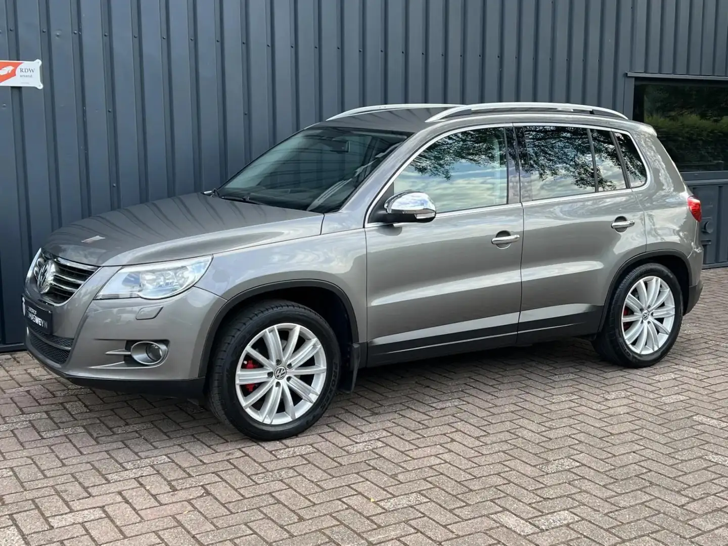 Volkswagen Tiguan 2.0 TSI Sport&Style 4Motion YOUNGTIMER!/ Gris - 1