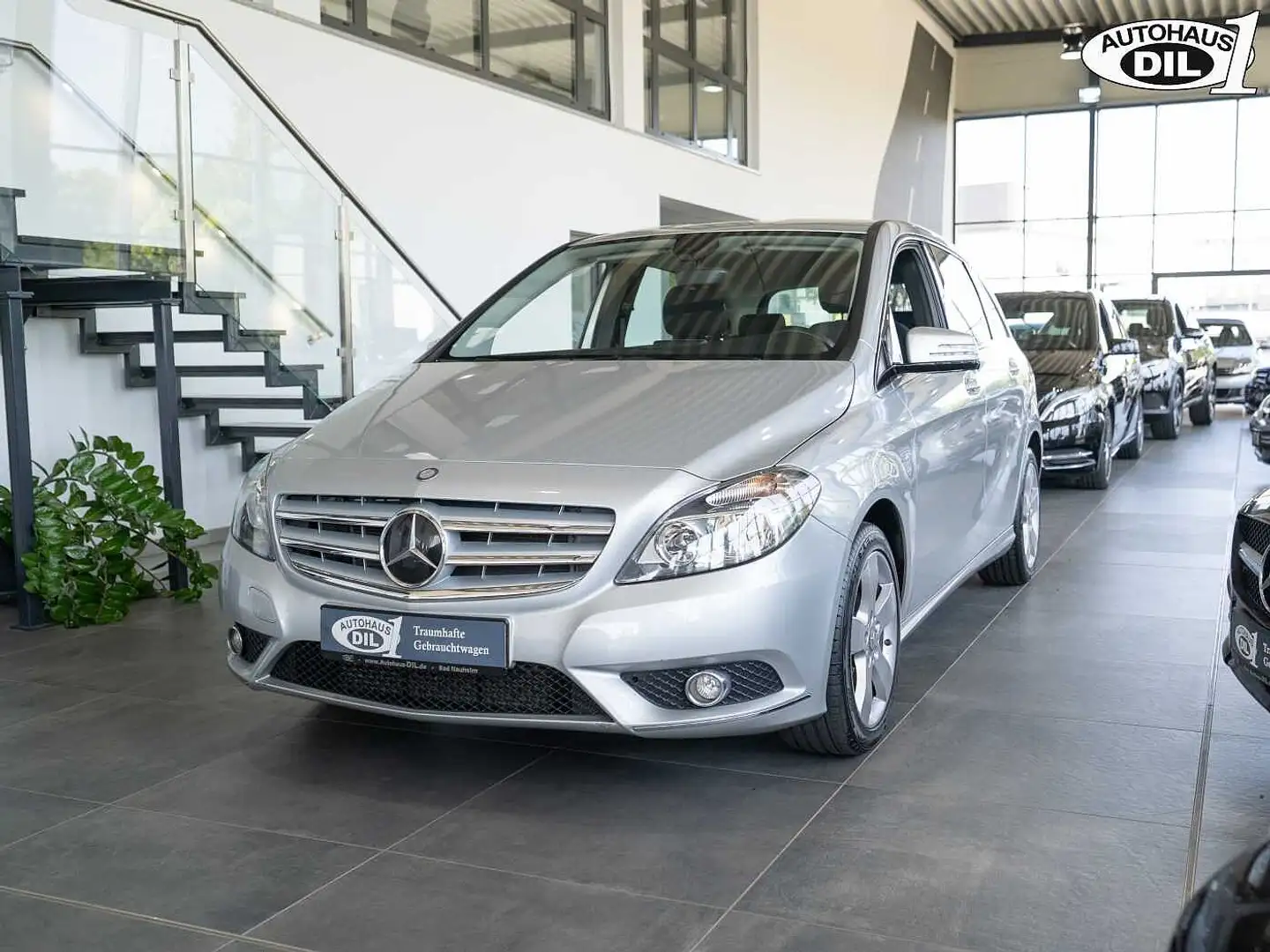 Mercedes-Benz B 180 BlueEFF. Sports Tourer *LED*SHZ*2.HAND* Plateado - 2