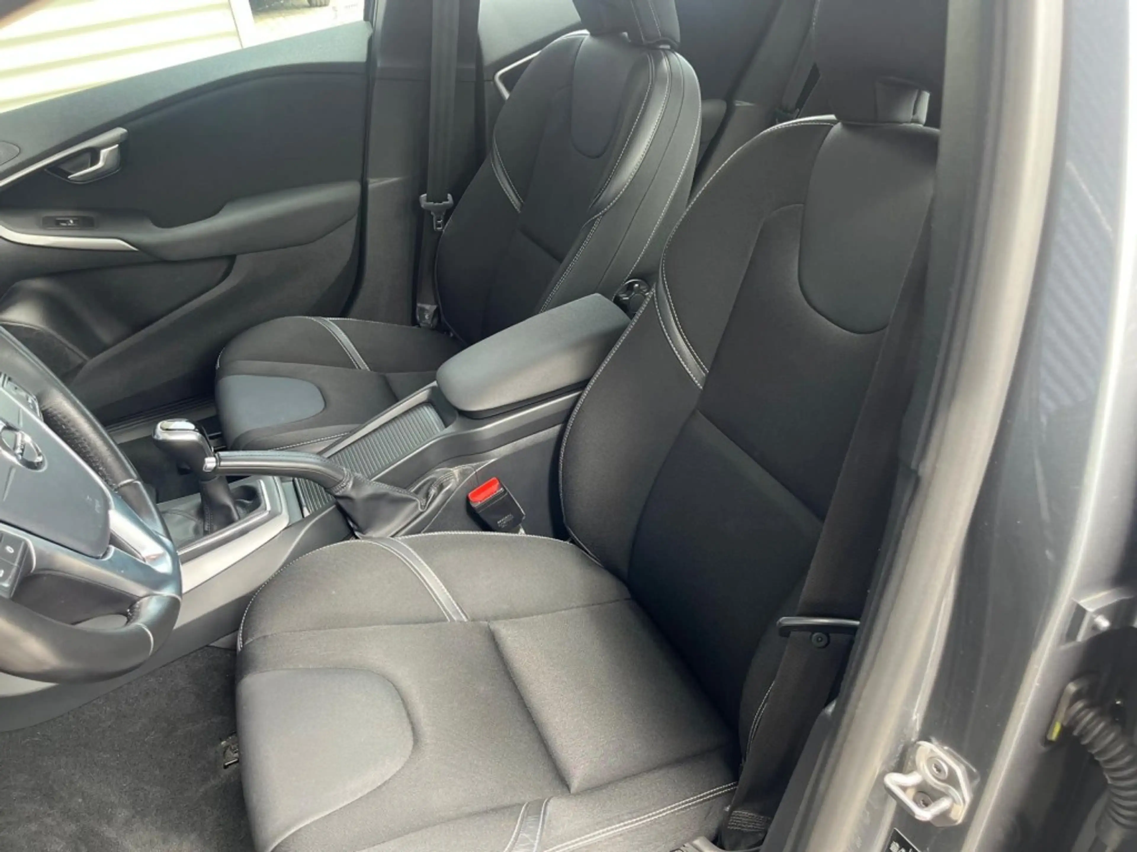 Volvo V40 2.0 T2 122PK Momentum  122 PK Camera  Trekhaak  Le — photo 17