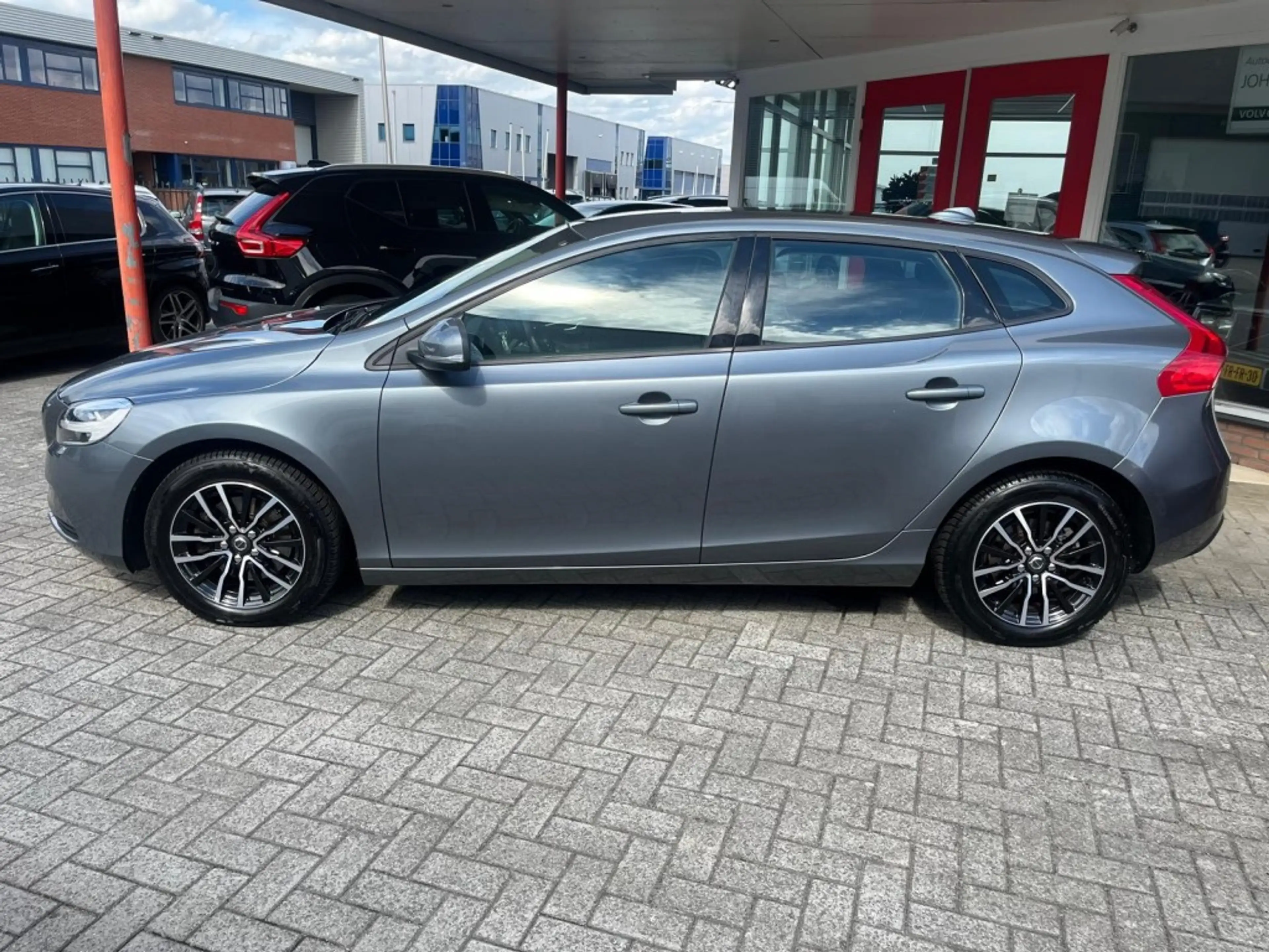 Volvo V40 2.0 T2 122PK Momentum  122 PK Camera  Trekhaak  Le — photo 2