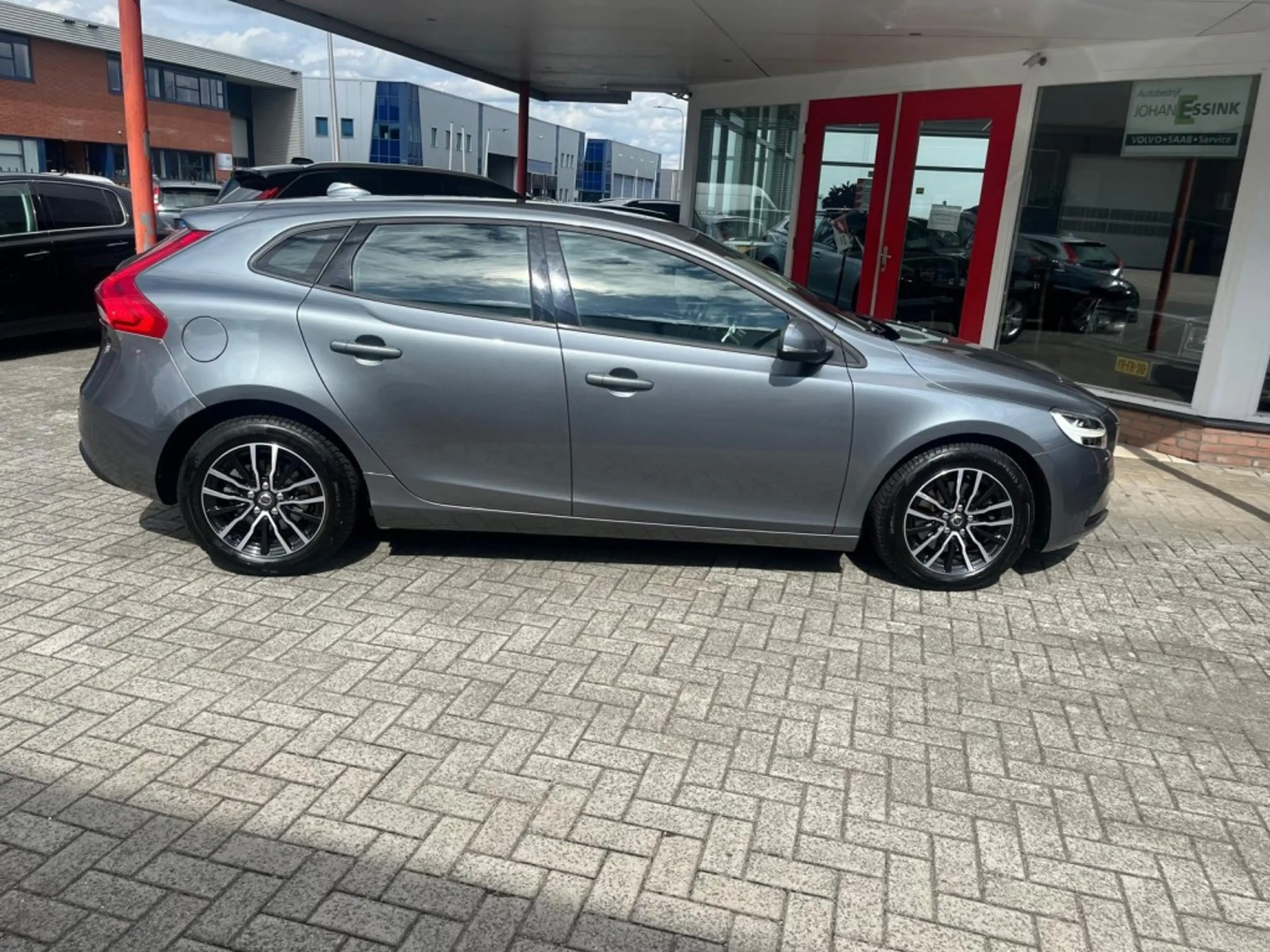 Volvo V40 2.0 T2 122PK Momentum  122 PK Camera  Trekhaak  Le — photo 23