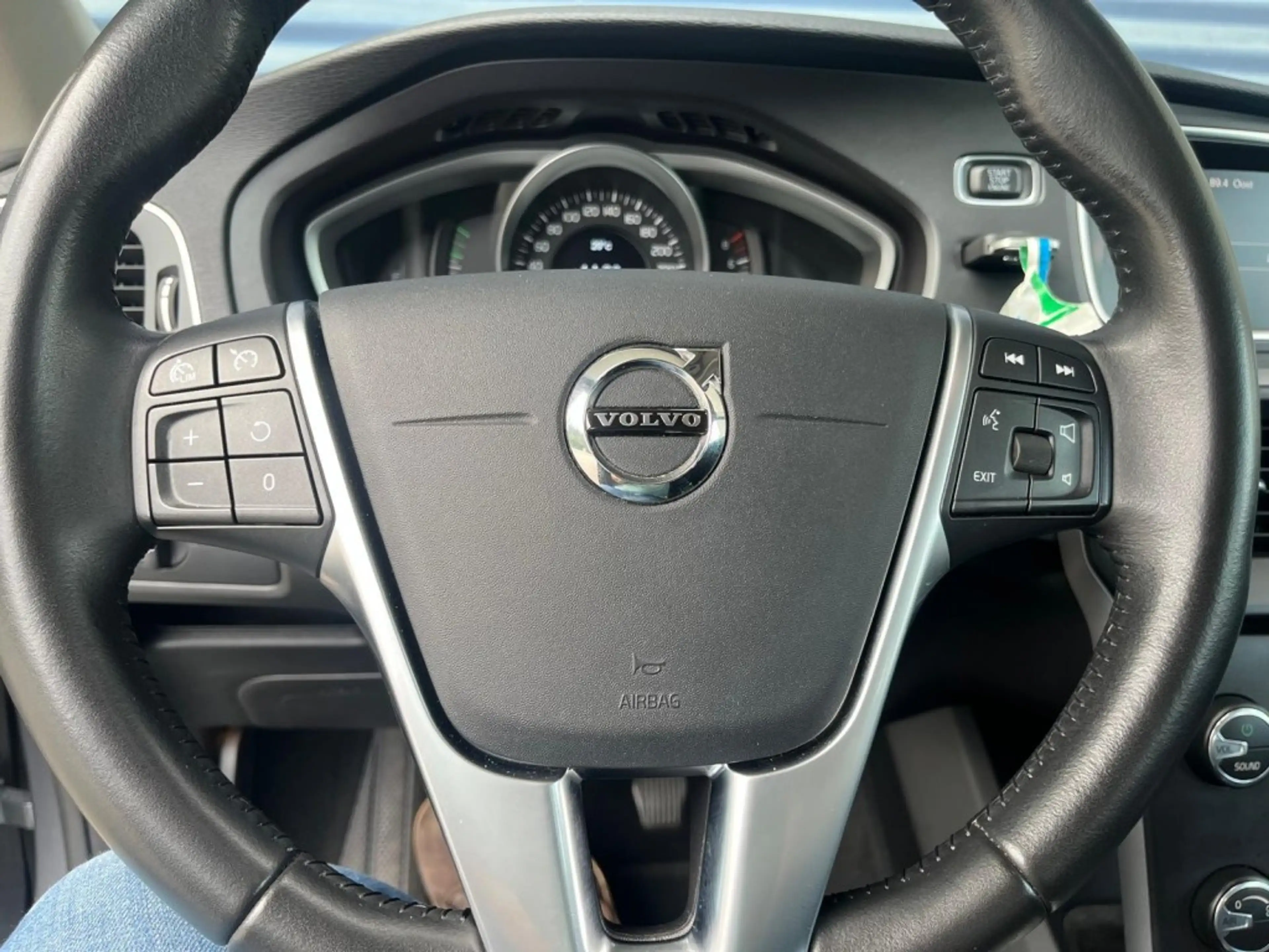Volvo V40 2.0 T2 122PK Momentum  122 PK Camera  Trekhaak  Le — photo 4