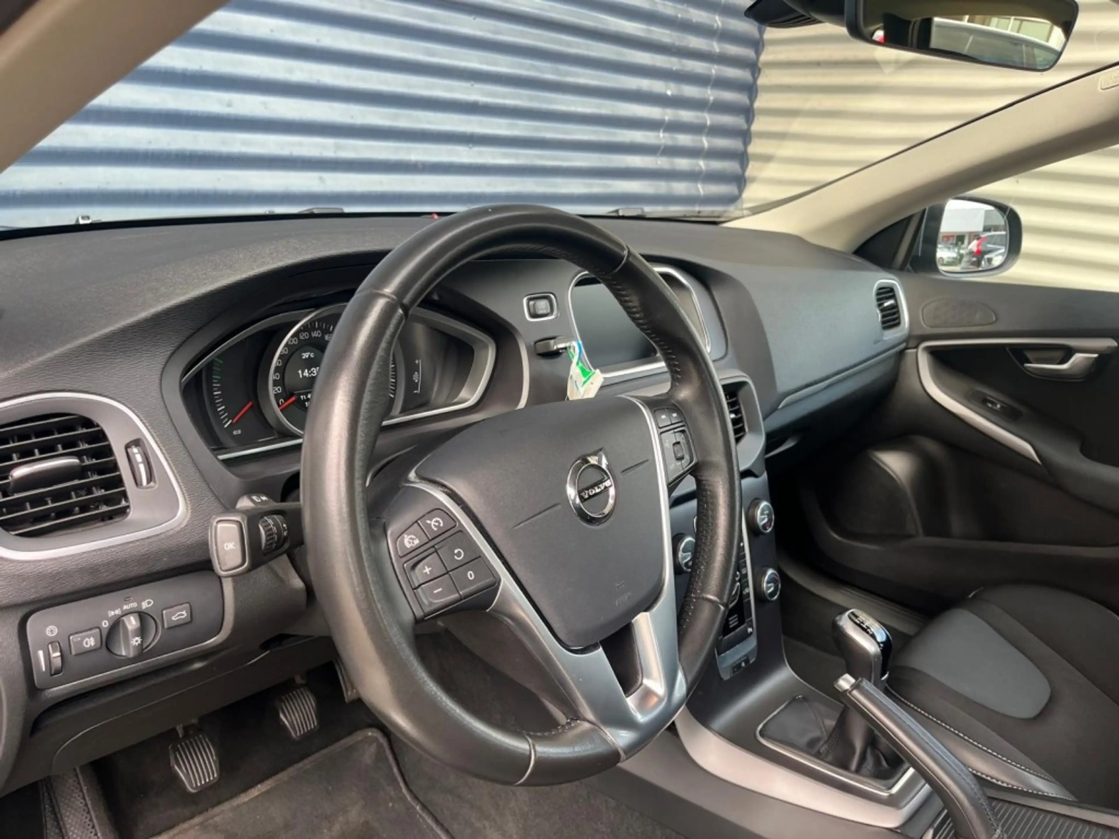 Volvo V40 2.0 T2 122PK Momentum  122 PK Camera  Trekhaak  Le — photo 3