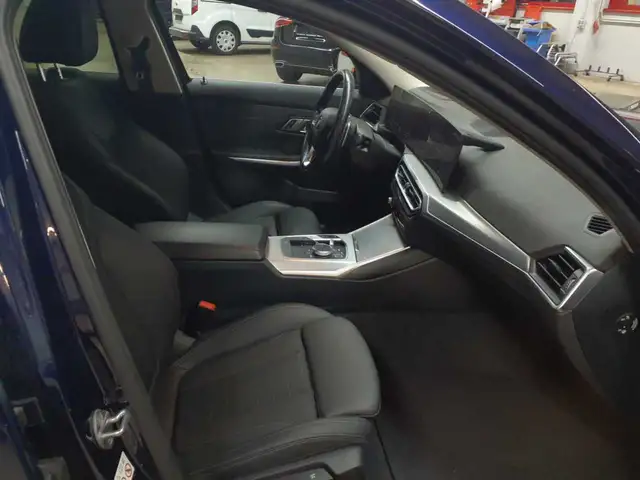 BMW 3 Series view 8
