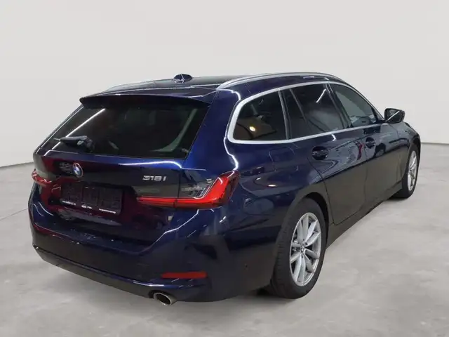 BMW 3 Series view 4