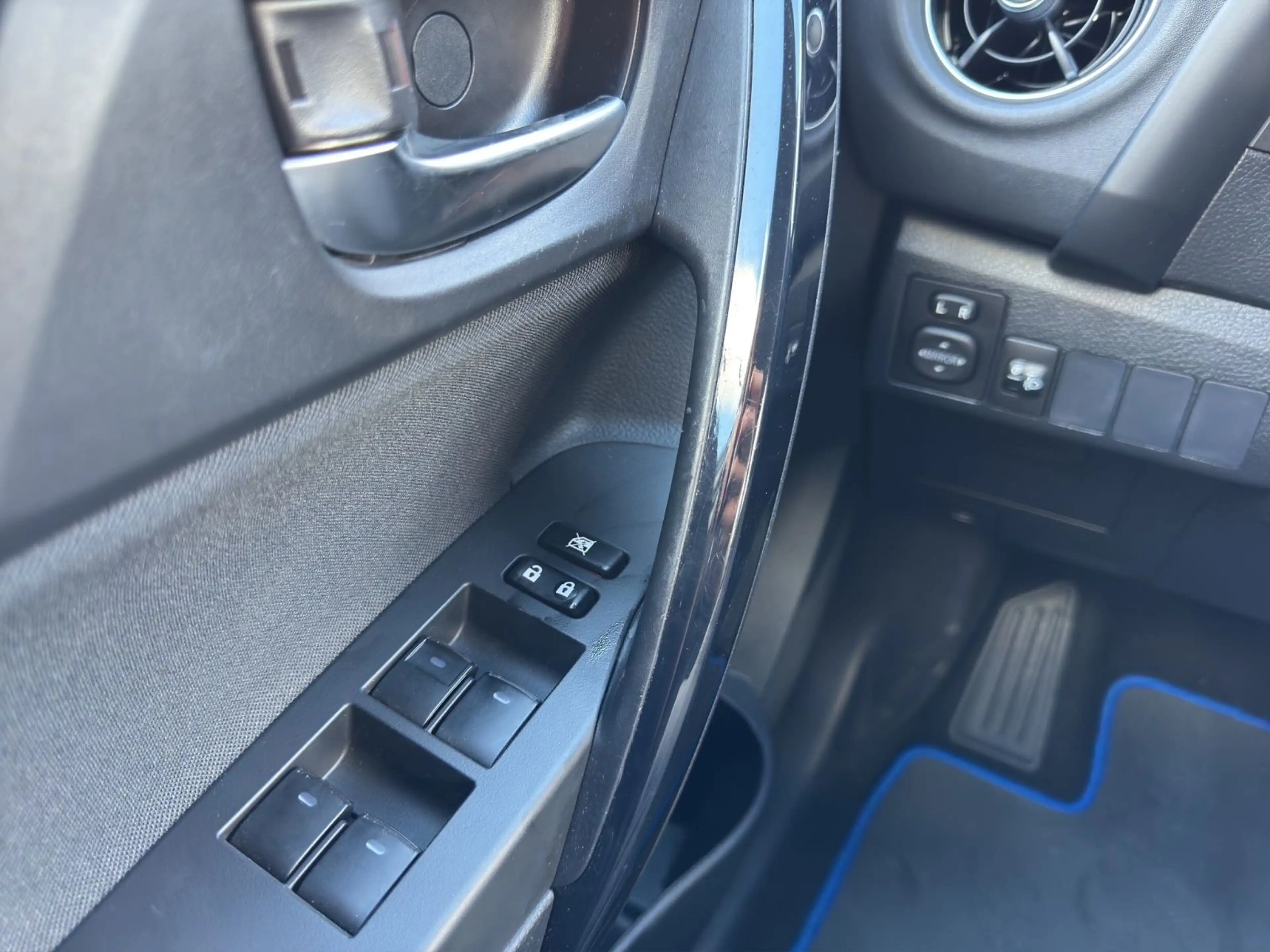 Toyota Auris AURIS HYBRID 1.8 R-KAMERA NAVI 1.HAND 17 ALU LED — photo 14