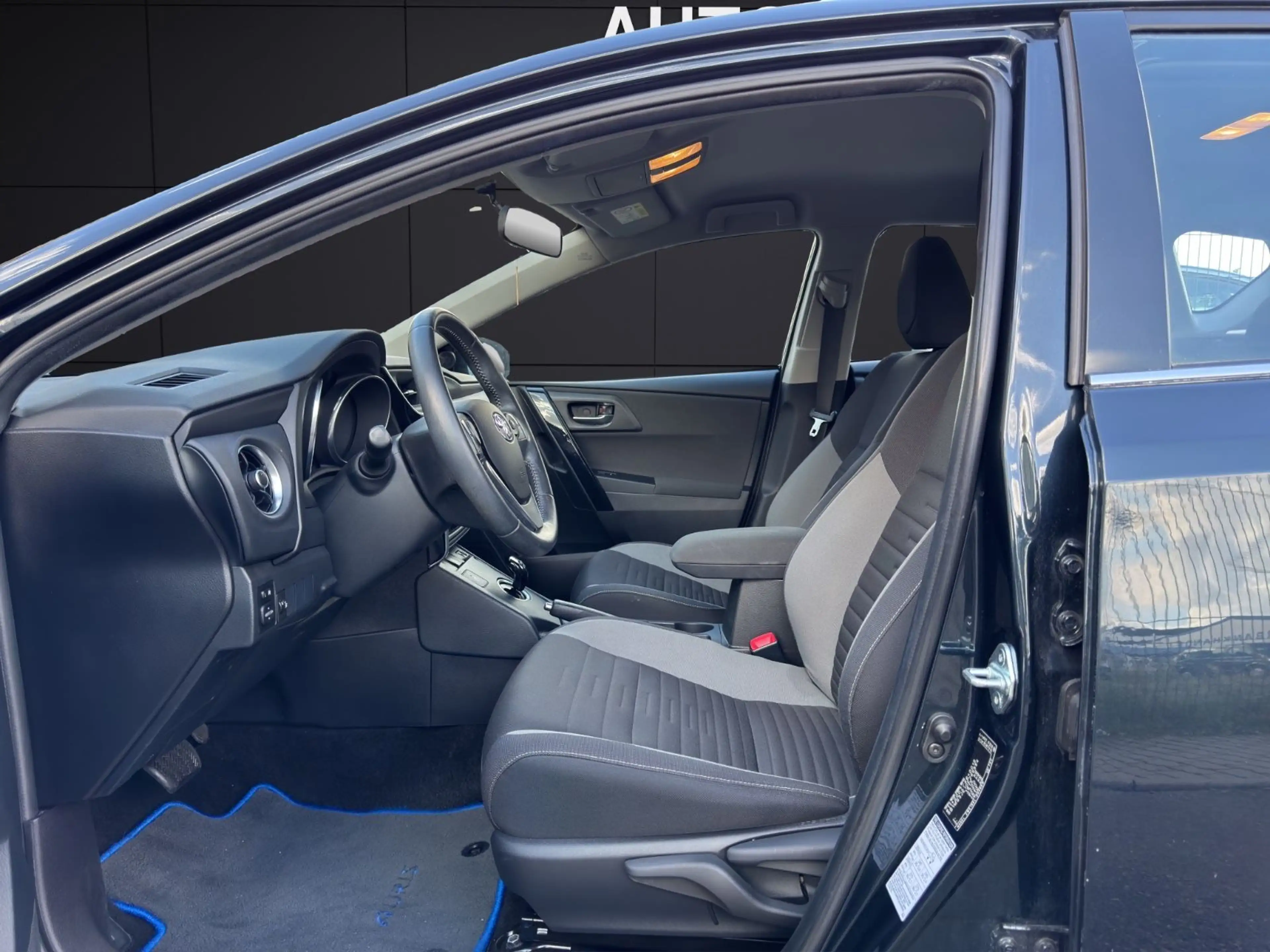 Toyota Auris AURIS HYBRID 1.8 R-KAMERA NAVI 1.HAND 17 ALU LED — photo 10