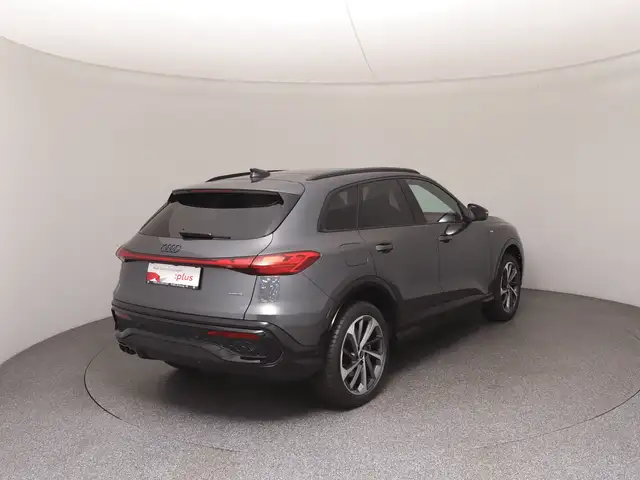Audi Q5 view 4