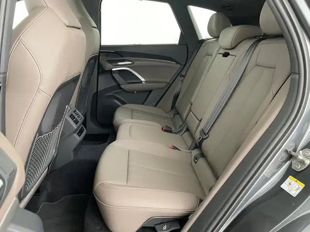 Audi Q5 view 11