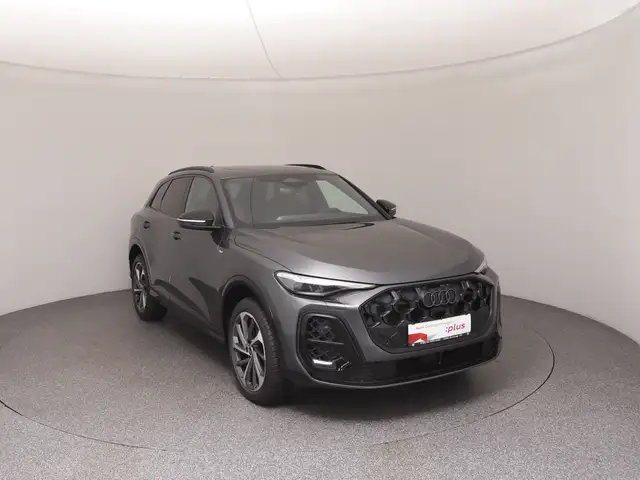 Audi Q5 view 2