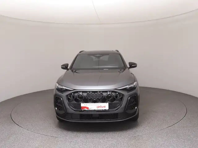 Audi Q5 view 3