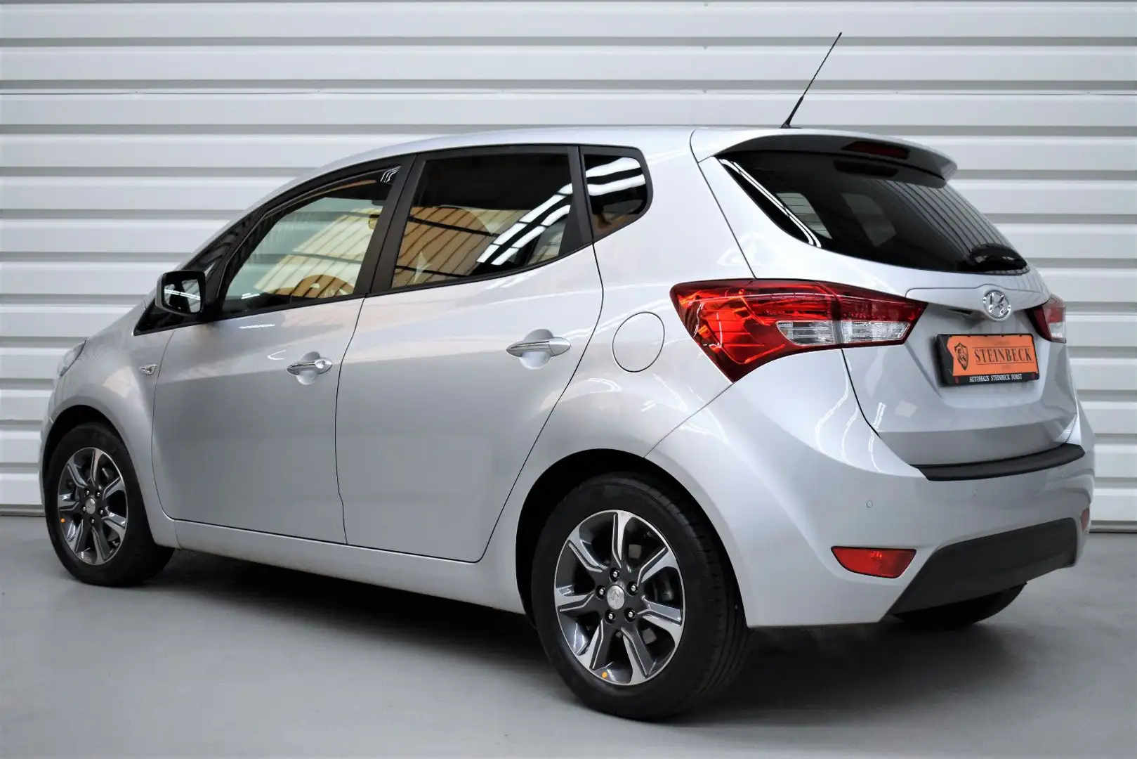Hyundai iX20 blue YES!+PDC+SHZ+35.500km Silber - 2
