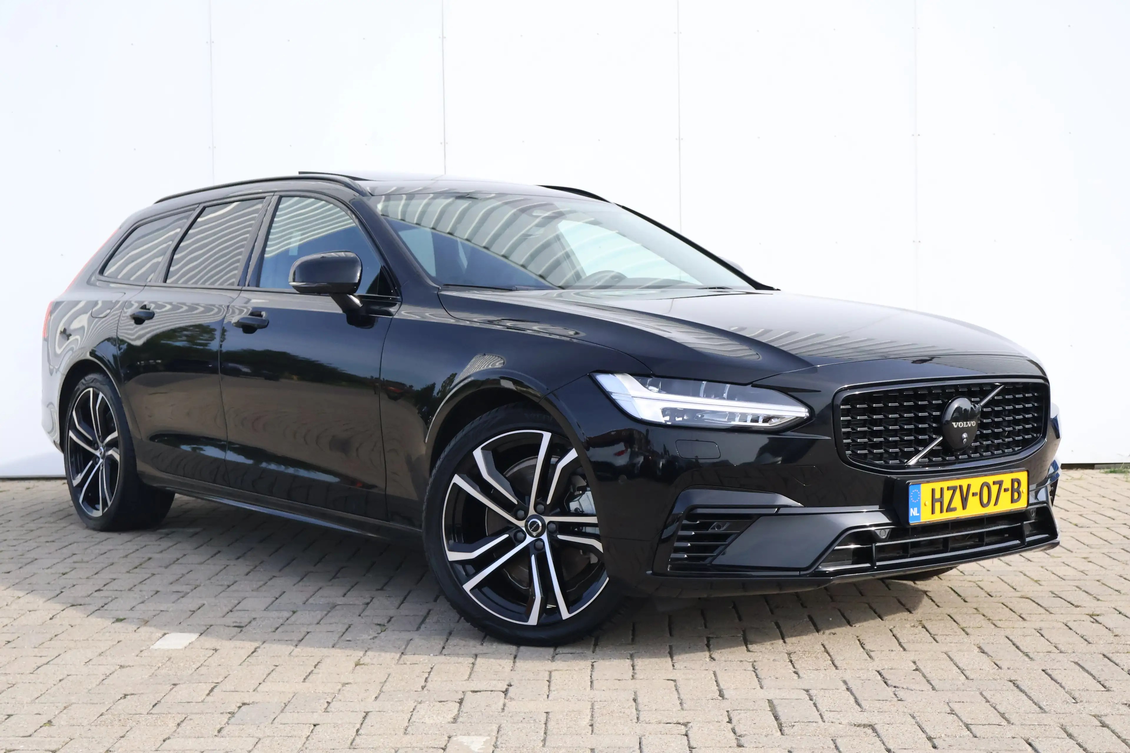 Volvo V90 2.0 T8 Plug-in hybrid AWD Ultra Dark | Trekhaak | — photo 3