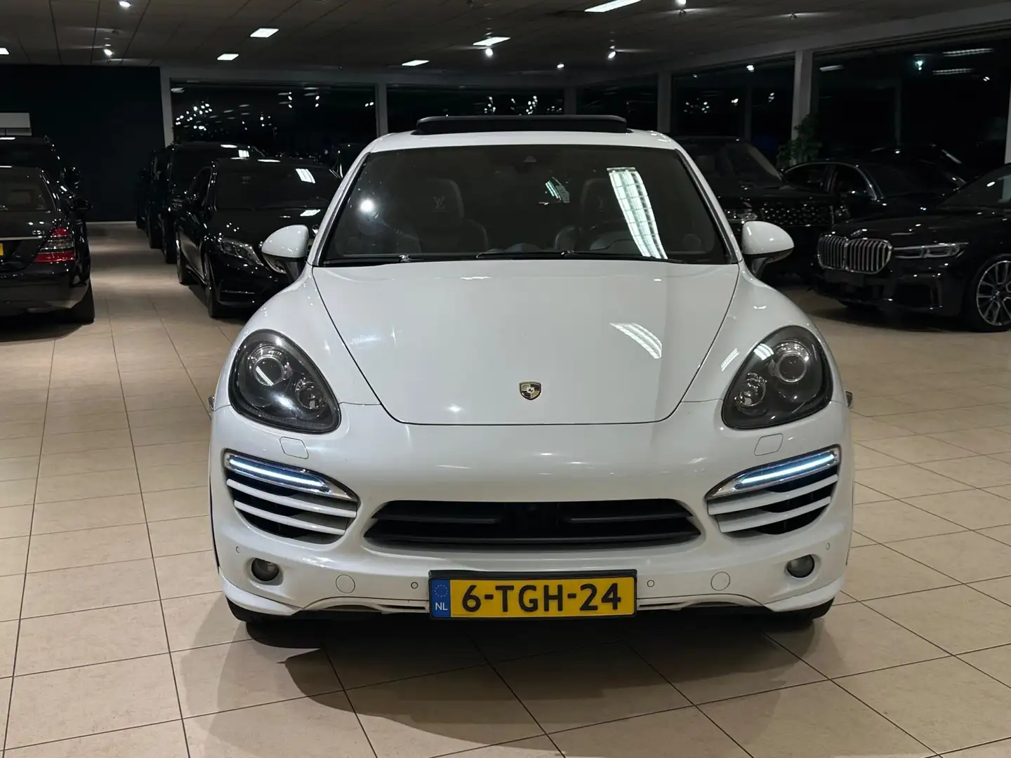 Porsche Cayenne 3.0 D GTS Pakket|Sport Chrono|Keyless|Pano|Memory| Wit - 2