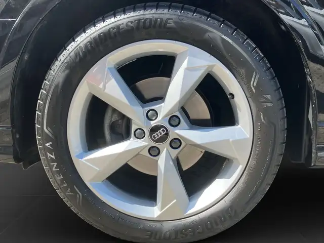 Audi Q3 view 7