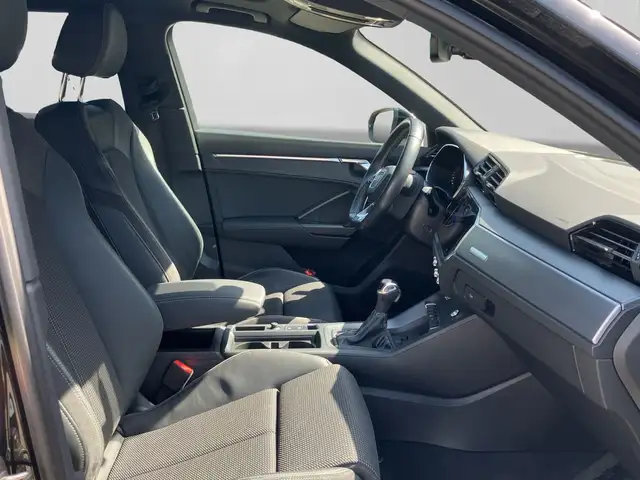 Audi Q3 view 4