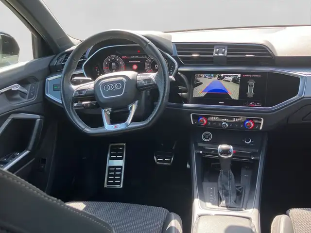 Audi Q3 view 6